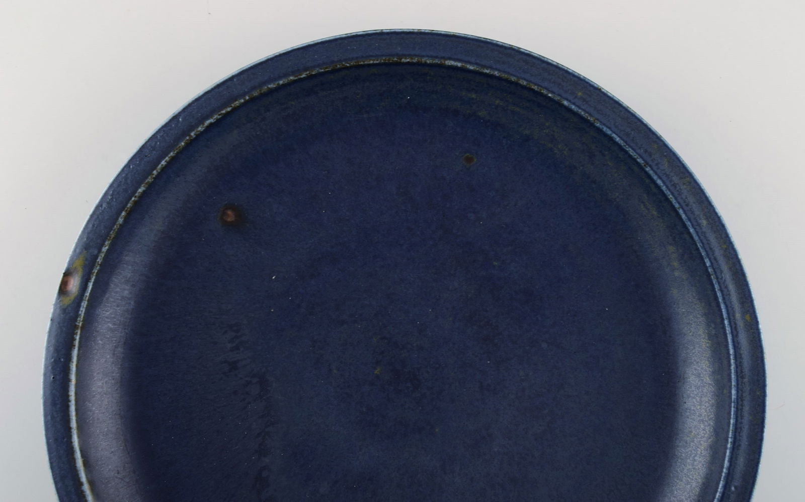 Round Saxbo dish in glazed stoneware. Beautiful glaze in deep blue shades. - 3