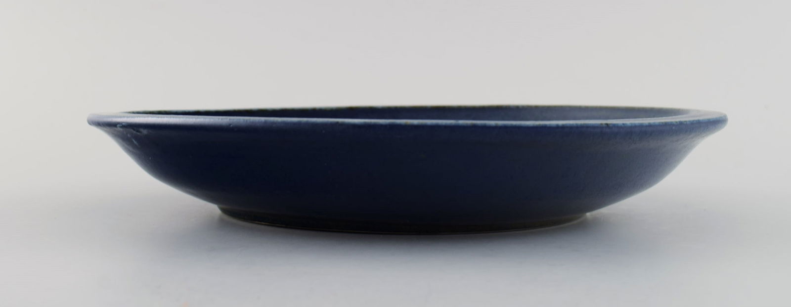 Round Saxbo dish in glazed stoneware. Beautiful glaze in deep blue shades. - 5