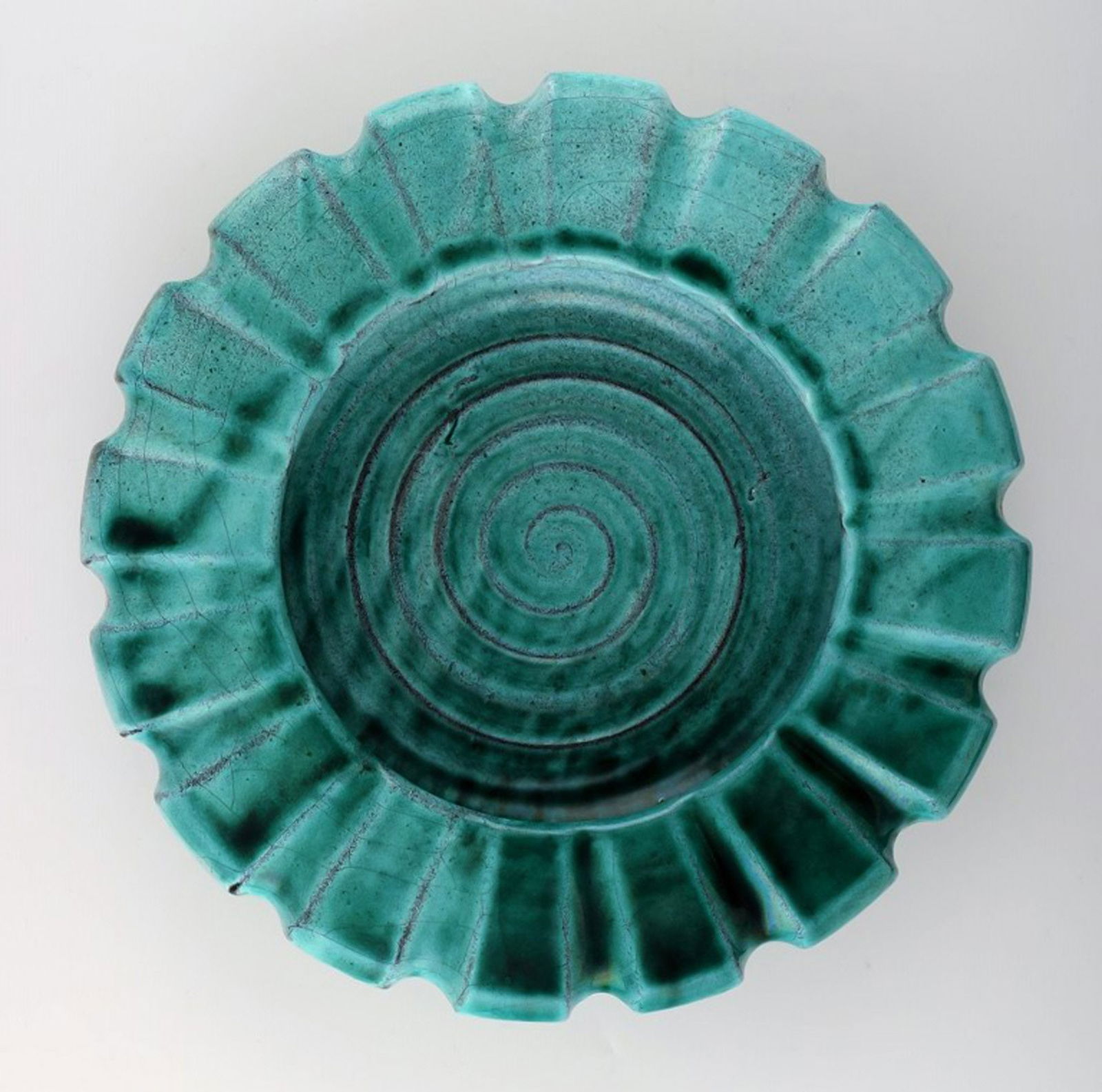 Gilbert Metenier, French ceramist. A pair of Art Deco pottery vases in flaming glaze. - 10