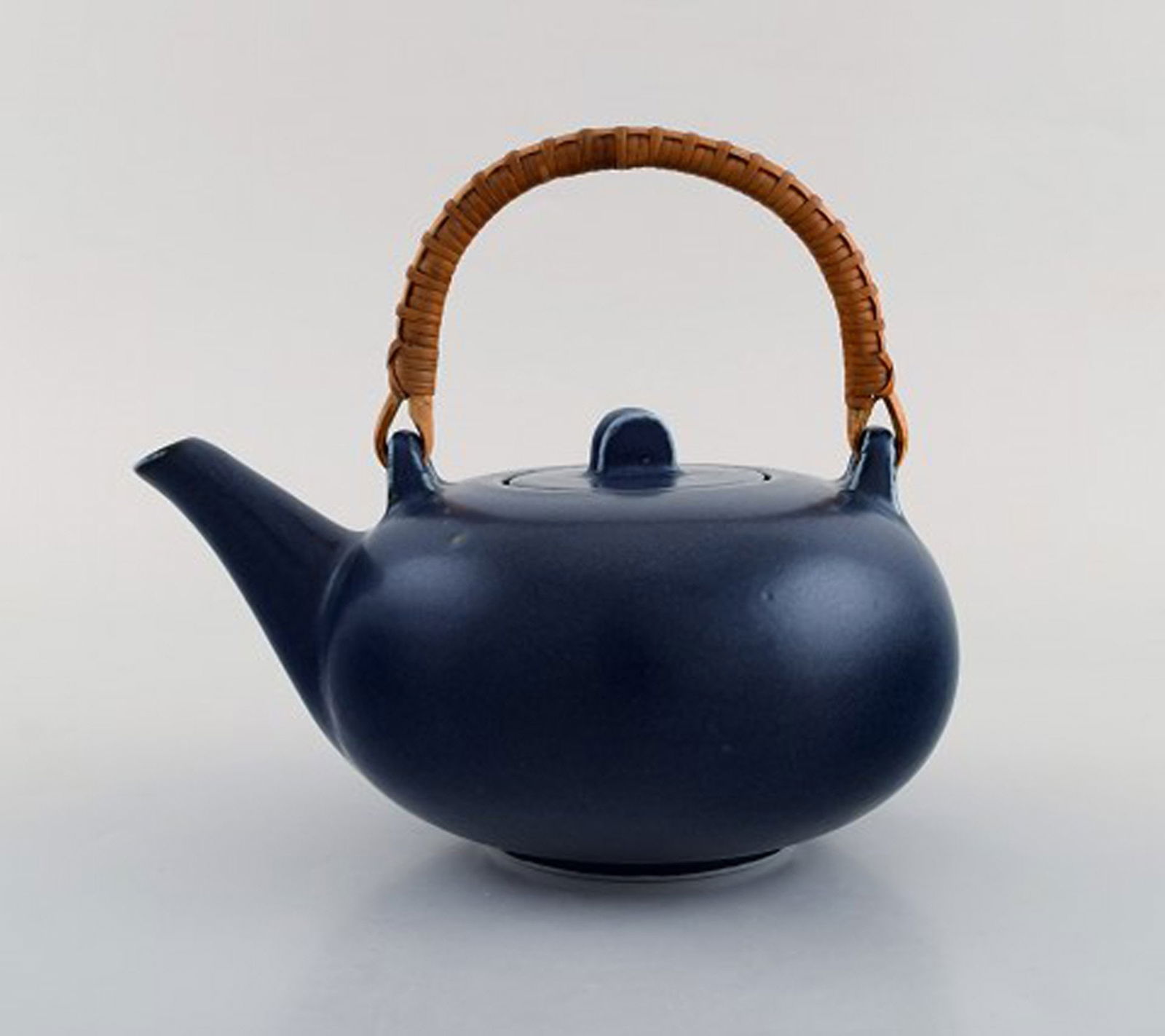 Eva Stæhr-Nielsen for Saxbo. Teapot in glazed ceramics with handle in wicker. Beautiful glaze - 2