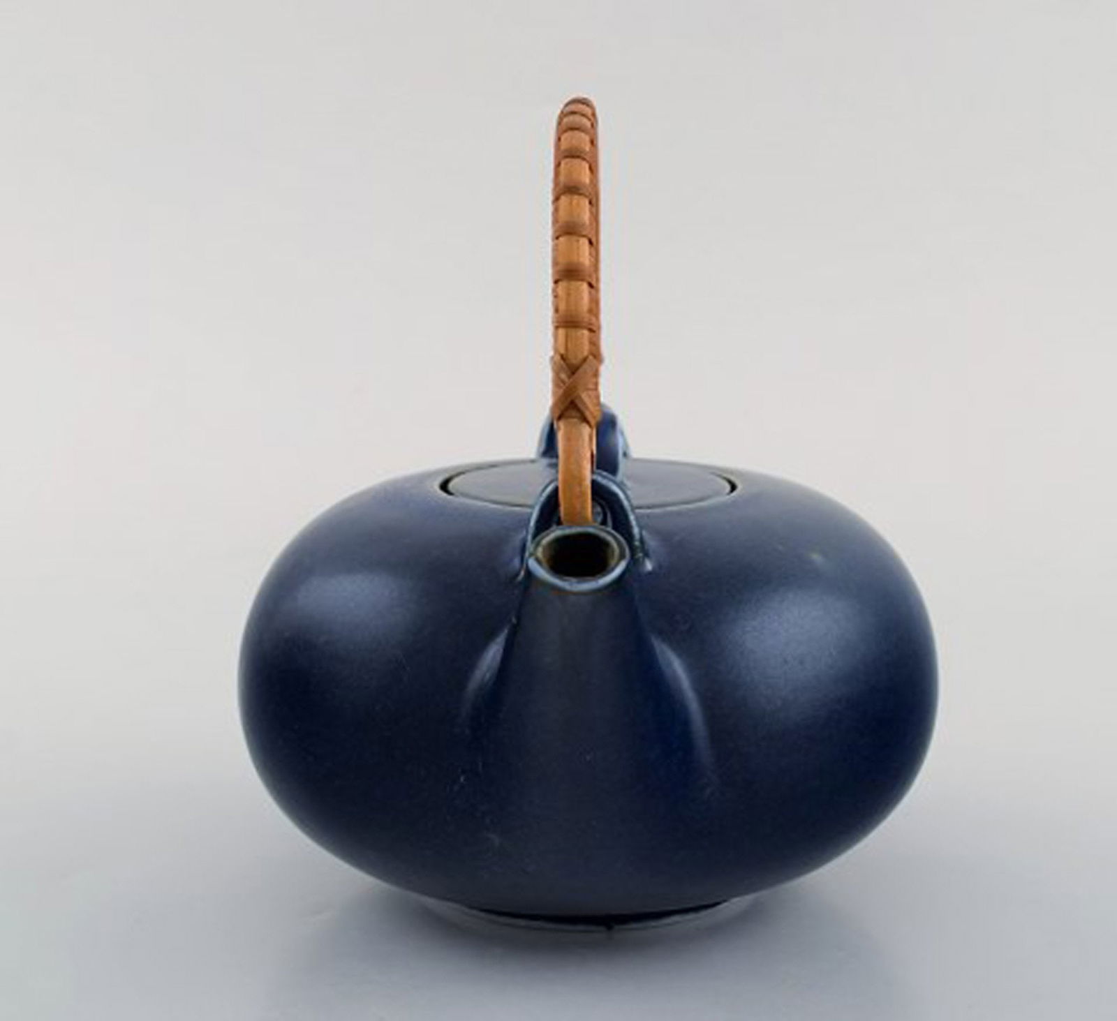 Eva Stæhr-Nielsen for Saxbo. Teapot in glazed ceramics with handle in wicker. Beautiful glaze - 3
