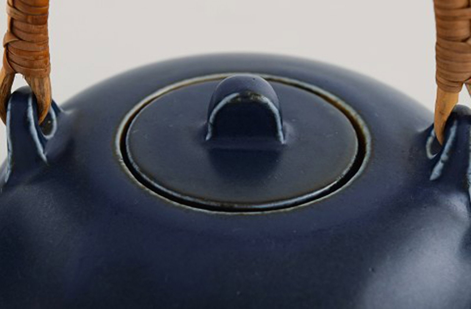 Eva Stæhr-Nielsen for Saxbo. Teapot in glazed ceramics with handle in wicker. Beautiful glaze - 6