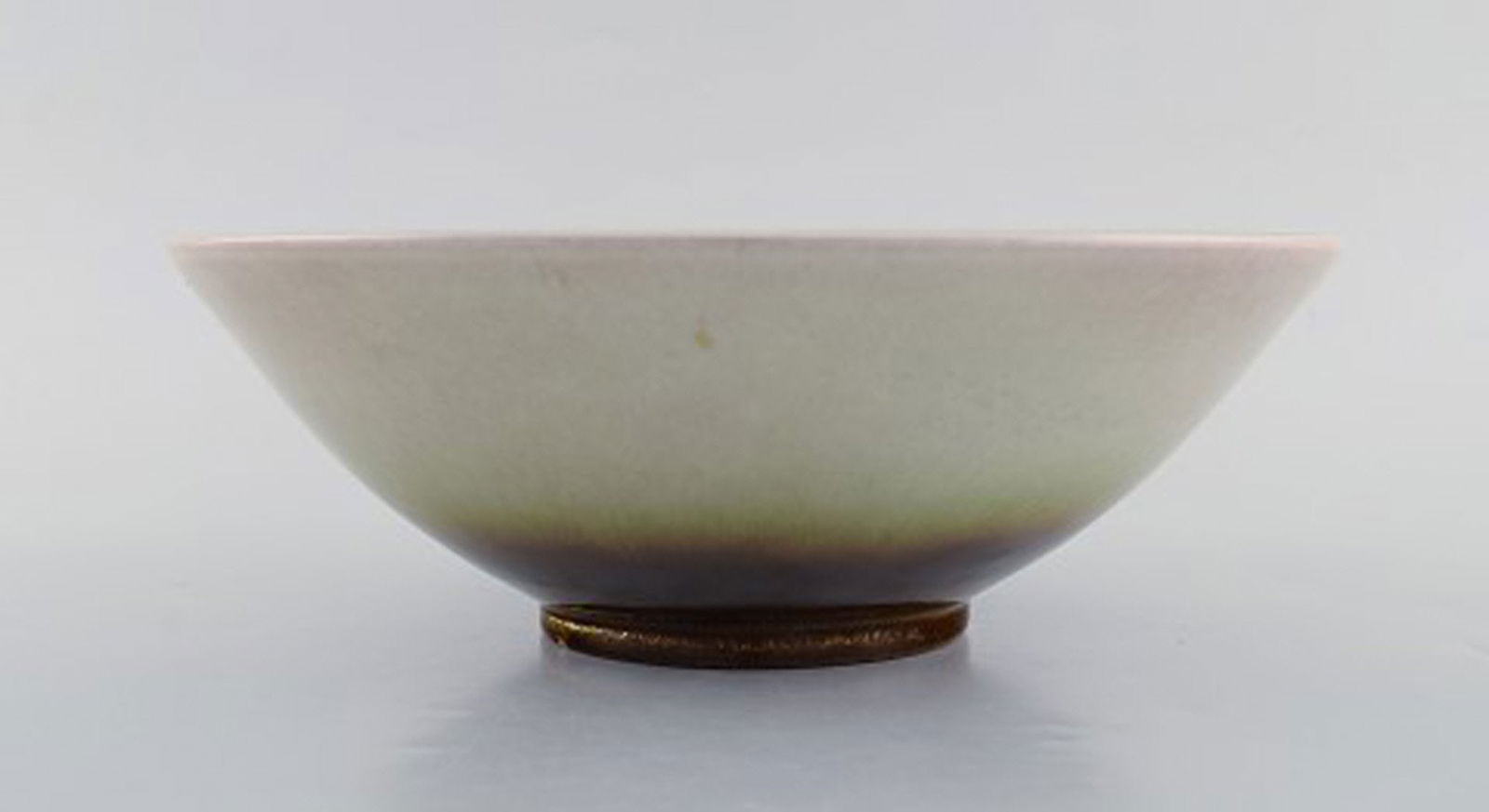 Vicke Lindstrand for Upsala-Ekeby. Large bowl in glazed ceramics. Beautiful glaze in red and sand - 2
