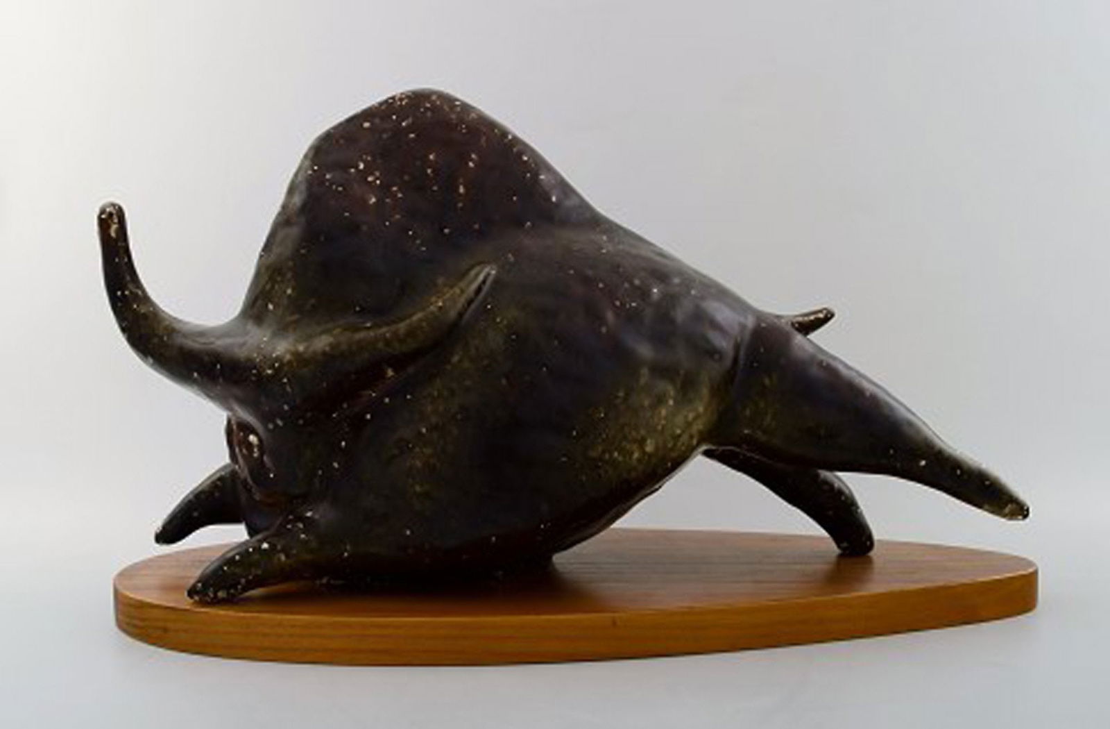 Very large Rörstrand / Rorstrand stoneware figure in Picasso style, bull on wooden stand. - 6