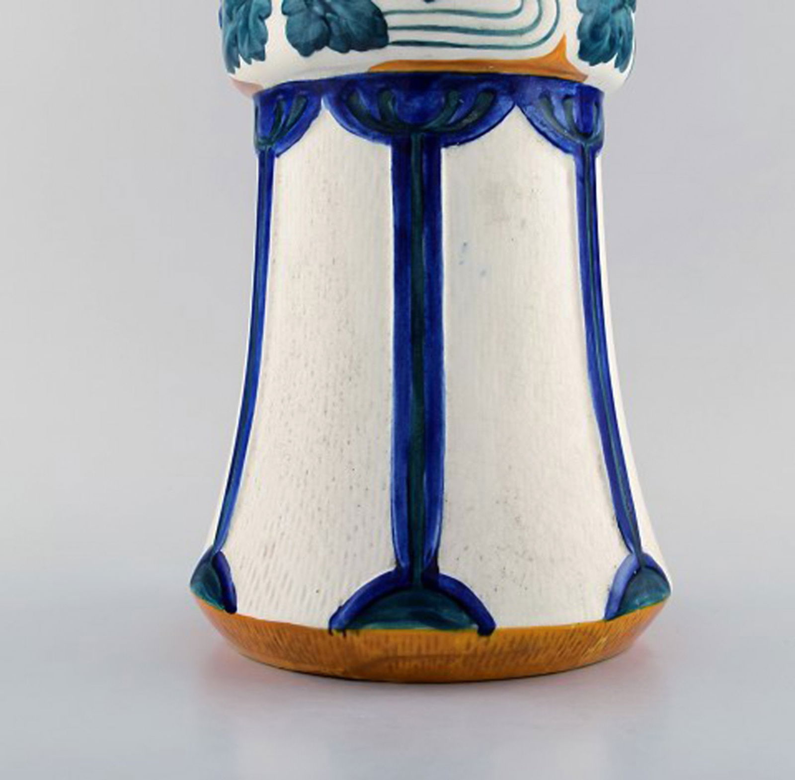 Alf Wallander for Rorstrand / Rörstrand. Large art nouveau vase in glazed faience with - 4