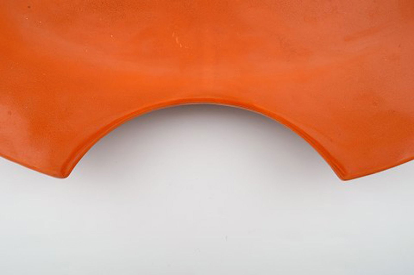 Bjorn Wiinblad. 'Figaro' Very large shaving-dish / wall plaque in orange. - 3