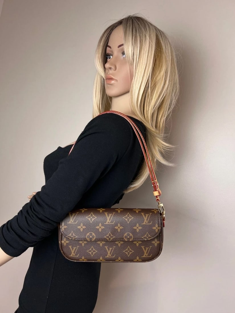 Louis Vuitton Monogram Ivy Wallet on a Chain Shoulder Bag - 14