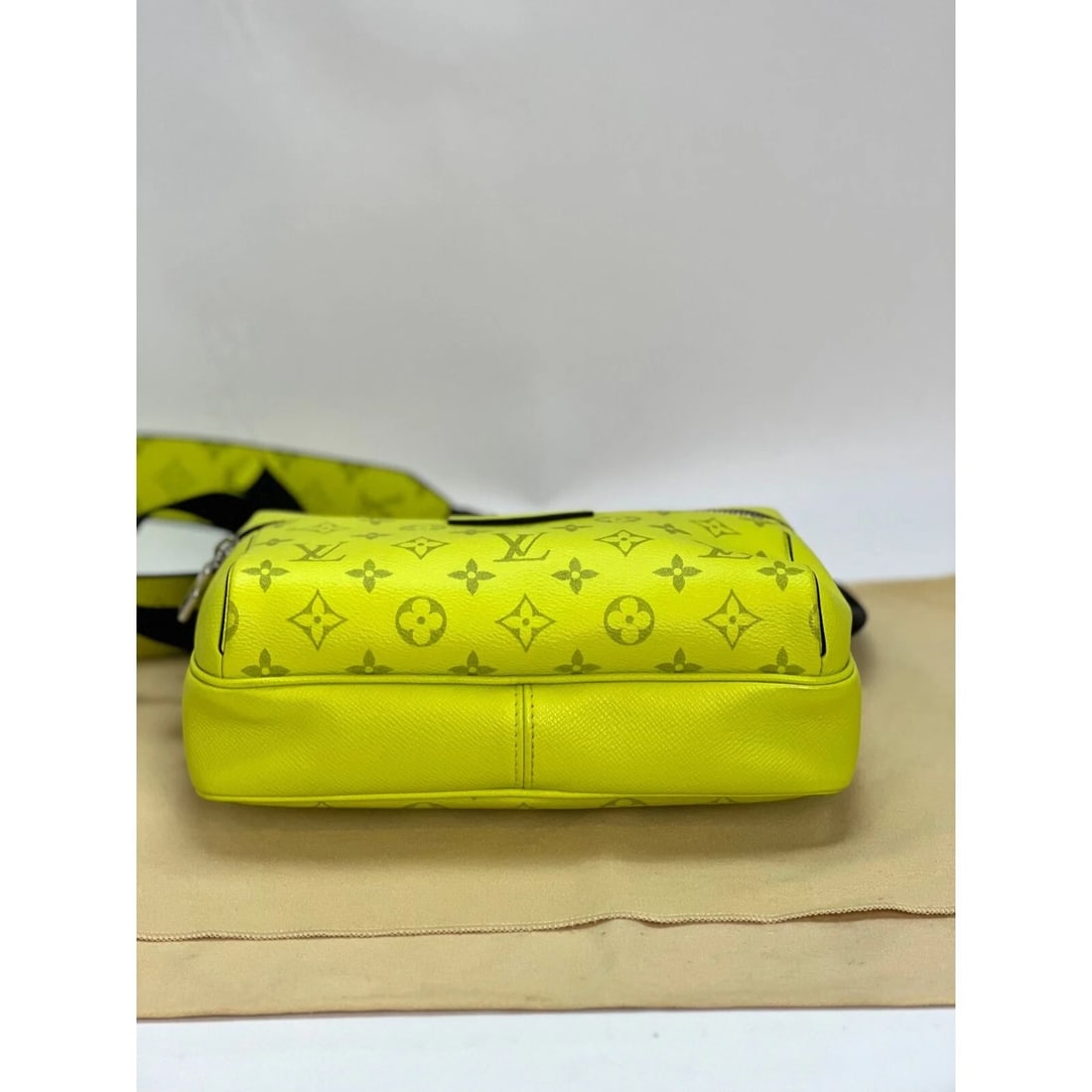 LOUIS VUITTON Taiga Outdoor Messenger Yellow Bag - 6