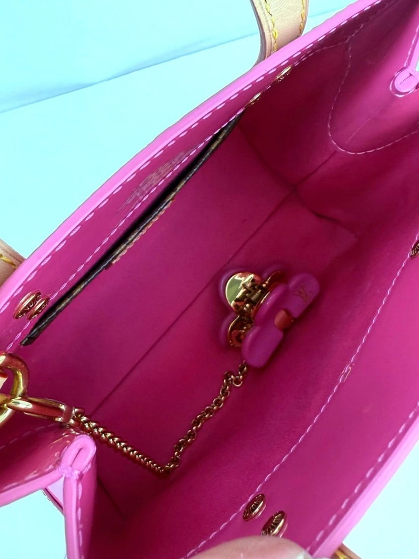 Louis Vuitton Vernis reade PM NM Neon Pink Crossbody Bag - 10