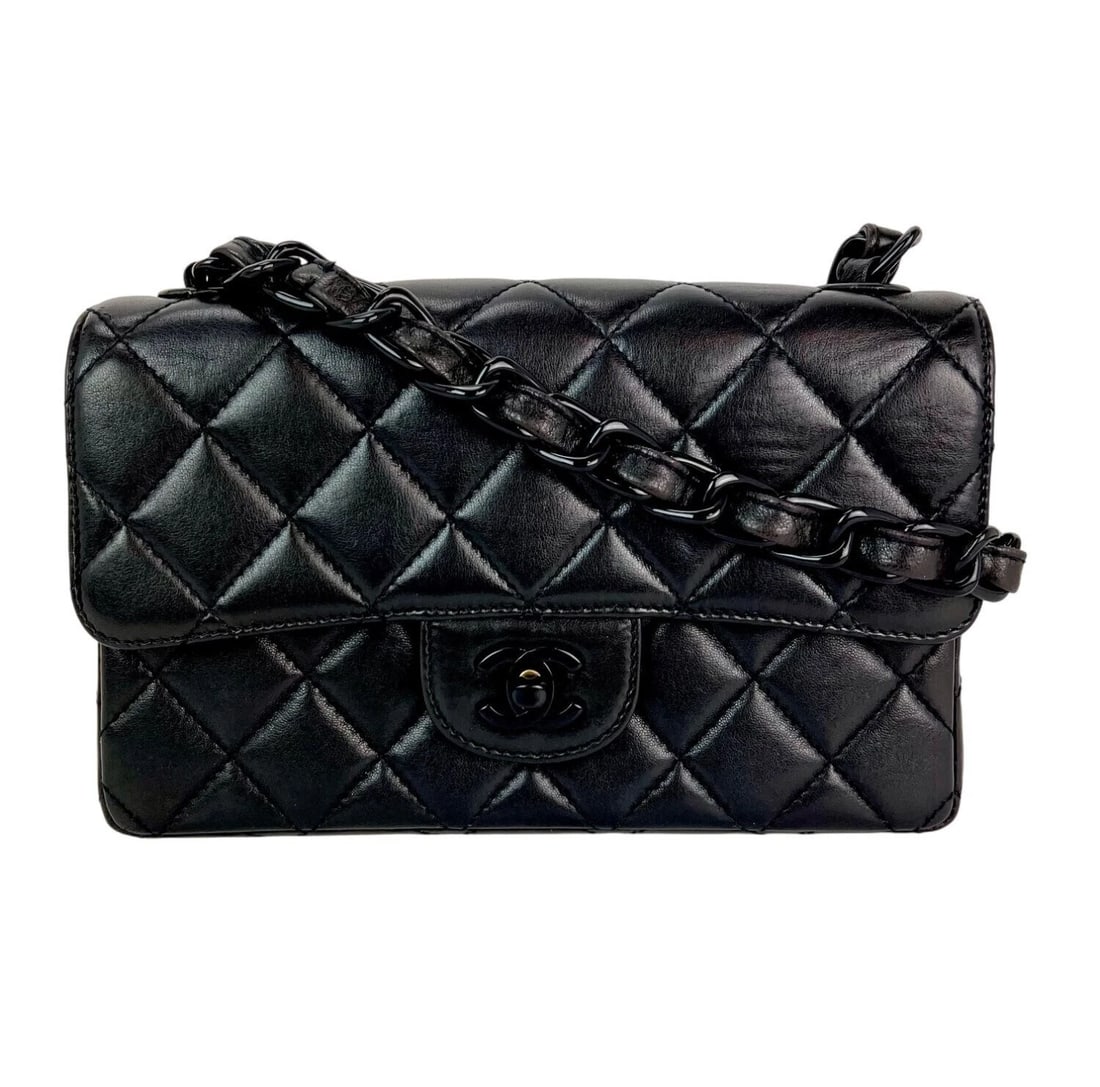 Chanel Vintage Quilted Lambskin Black Resin Chain Small Classic Single Flap: Title: Chanel Vintage Quilted Lambskin Black Resin Chain Small Classic Single Flap Description: Pre-Owned 100% Authentic Chanel Vintage Smooth Quilted Lambskin Black Resin Chain CC Small Classic Singl