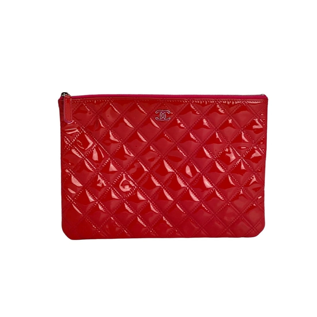 Chanel Patent Quilted Medium Cosmetic Case Dark Pink Clutch Bag: Title: Chanel Patent Quilted Medium Cosmetic Case Dark Pink Clutch Bag Description: Pre-Owned 100% Authentic Chanel Patent Quilted Medium Cosmetic Case Dark Pink RATING: B...Very Good, well maintained