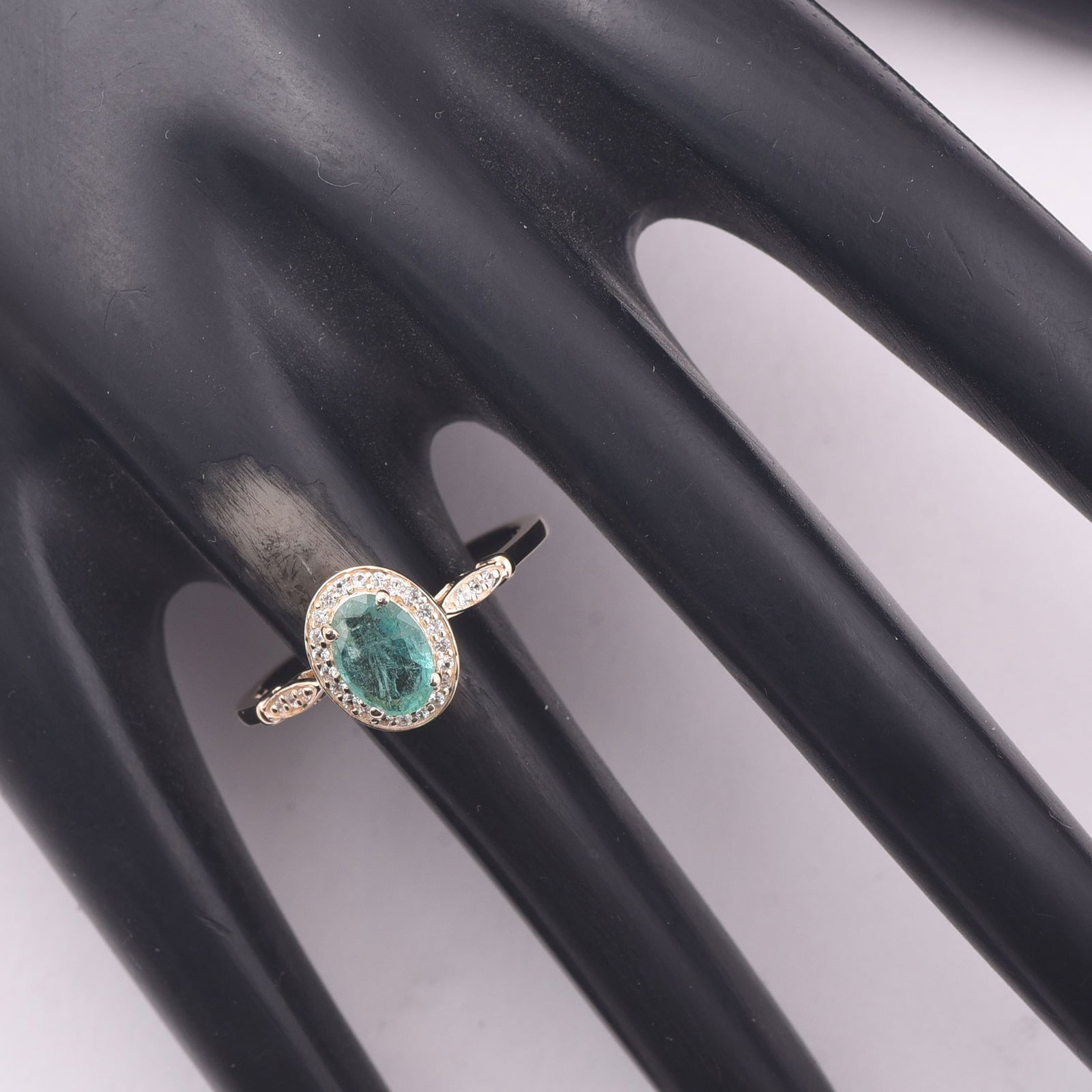 0.73 Ct Oval Emerald 9K Gold Ring - 2