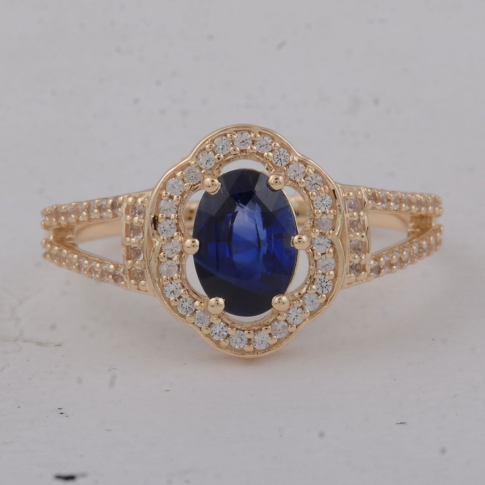 1.42 Ct Oval Sapphire 9K Gold Ring (1 of 5)