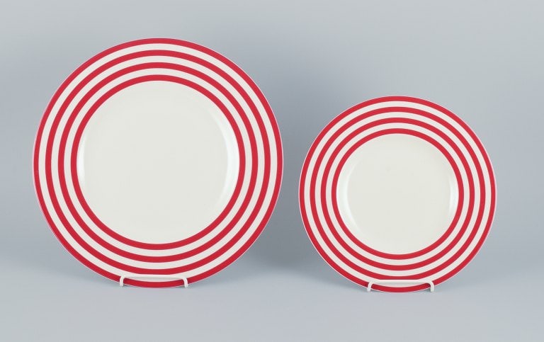 Royal Fine China, a set of six "Freshness Lines Red" plates. Five dinner plates and one lunch plate. - 2