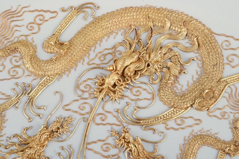 Large oval porcelain platter in Versace style, featuring dragons. Decorated with gold-plated metal. - 3