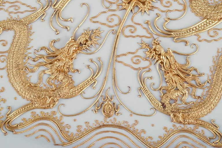 Large oval porcelain platter in Versace style, featuring dragons. Decorated with gold-plated metal. - 4