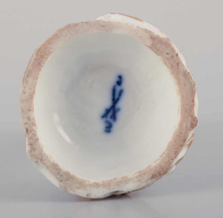 Meissen, Germany, porcelain figurine of a young man in elegant attire. Hand-painted in polychrome - 9