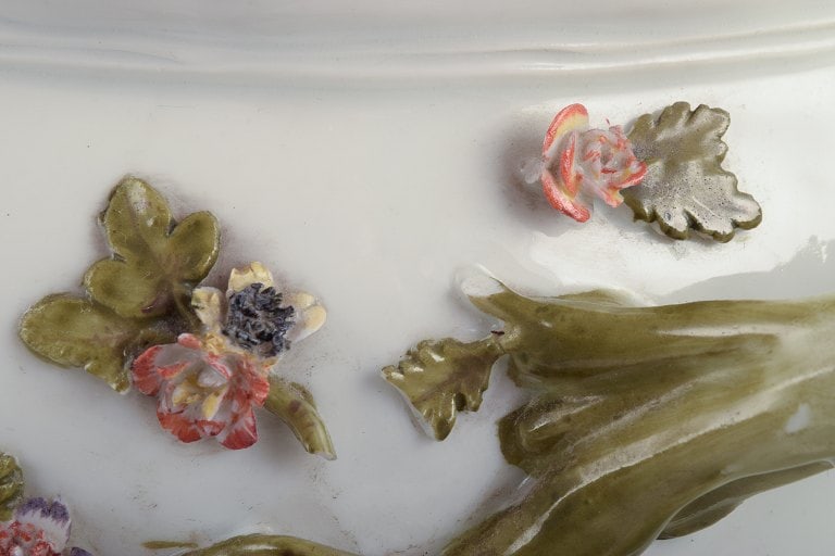Meissen, Germany. Antique covered tureen hand-painted with polychrome flowers. - 6