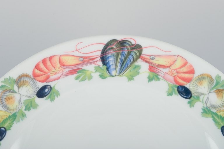 Pillivuyt, France, a set of four large dinner plates in porcelain with seafood motif. - 3