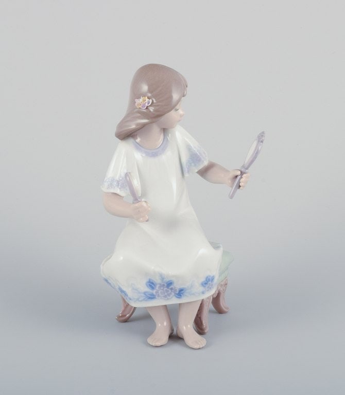 Two Lladro porcelain figurines of young women. Handcrafted. - 3