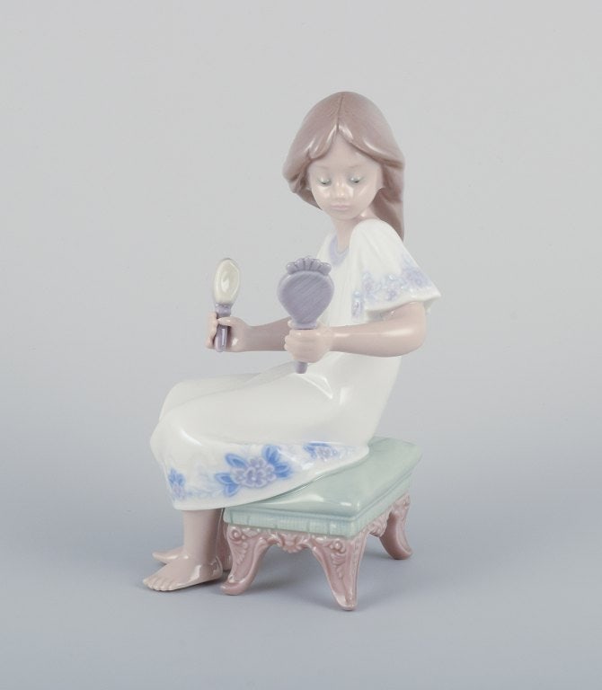 Two Lladro porcelain figurines of young women. Handcrafted. - 4