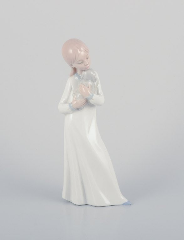 Three Nao porcelain figurines. Boys and girls with pets. - 4