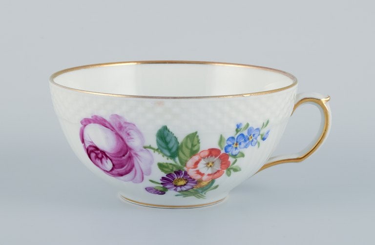 Royal Copenhagen, Saxon Flower, a set of four tea cups with saucers hand-decorated with polychrome - 2