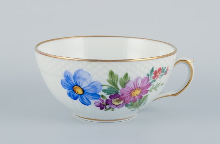 Royal Copenhagen, Saxon Flower, a set of four tea cups with saucers hand-decorated with polychrome - 3