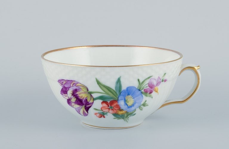 Royal Copenhagen, Saxon Flower, a set of four tea cups with saucers hand-decorated with polychrome - 4