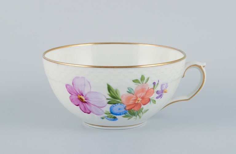 Royal Copenhagen, Saxon Flower, a set of four tea cups with saucers hand-decorated with polychrome - 5