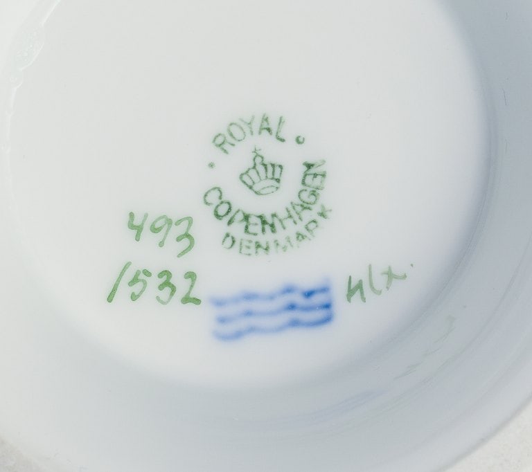 Royal Copenhagen, Saxon Flower, centrepiece hand-decorated with polychrome flowers and gold rim. - 5