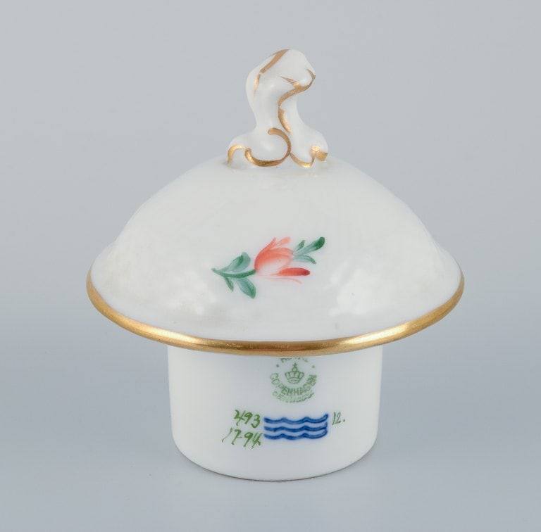 Royal Copenhagen, Saxon Flower, a coffee pot hand-decorated with polychrome flowers and gold. - 5