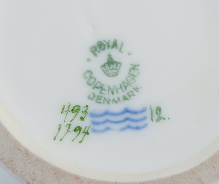 Royal Copenhagen, Saxon Flower, a coffee pot hand-decorated with polychrome flowers and gold. - 7