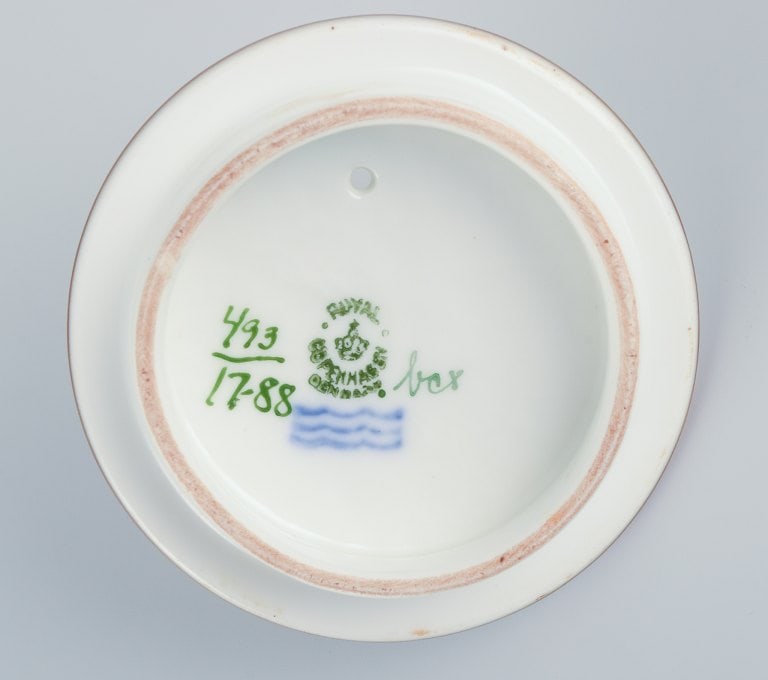 Royal Copenhagen, Saxon Flower, a teapot hand-decorated with polychrome flowers and a gold. - 7