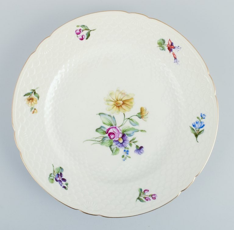 Bing & Grøndahl, Saxon Flower, a set of four dinner plates hand-decorated with polychrome - 2