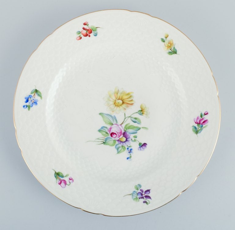 Bing & Grøndahl, Saxon Flower, a set of four dinner plates hand-decorated with polychrome - 3
