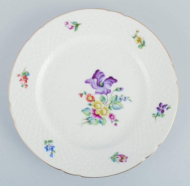 Bing & Grøndahl, Saxon Flower, a set of four dinner plates hand-decorated with polychrome - 4