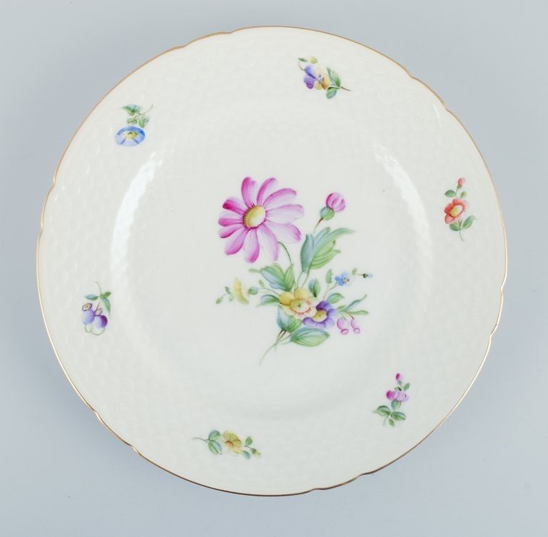 Bing & Grøndahl, Saxon Flower, a set of four dinner plates hand-decorated with polychrome - 5