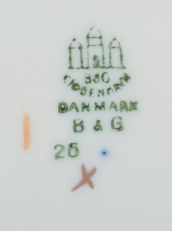 Bing & Grøndahl, Saxon Flower, a set of four dinner plates hand-decorated with polychrome - 6