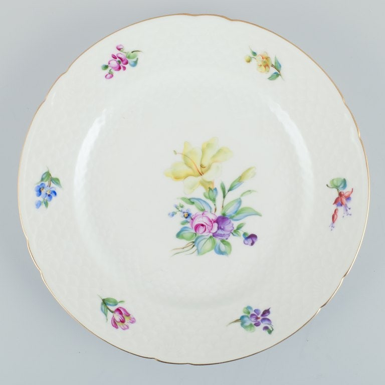 Bing & Grøndahl, Saxon Flower, a set of five dinner plates hand-decorated with polychrome - 3
