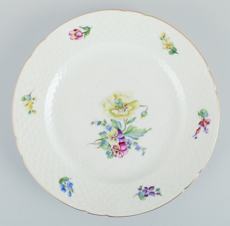 Bing & Grøndahl, Saxon Flower, a set of five dinner plates hand-decorated with polychrome - 4