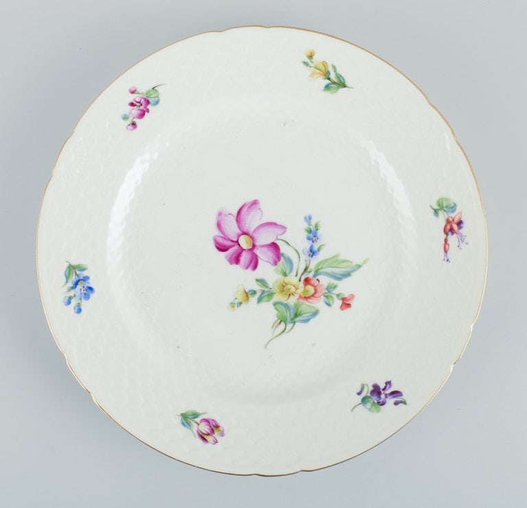 Bing & Grøndahl, Saxon Flower, a set of five dinner plates hand-decorated with polychrome - 5