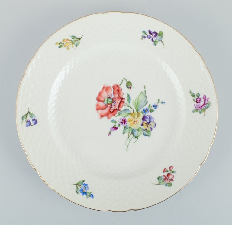 Bing & Grøndahl, Saxon Flower, a set of five dinner plates hand-decorated with polychrome - 6