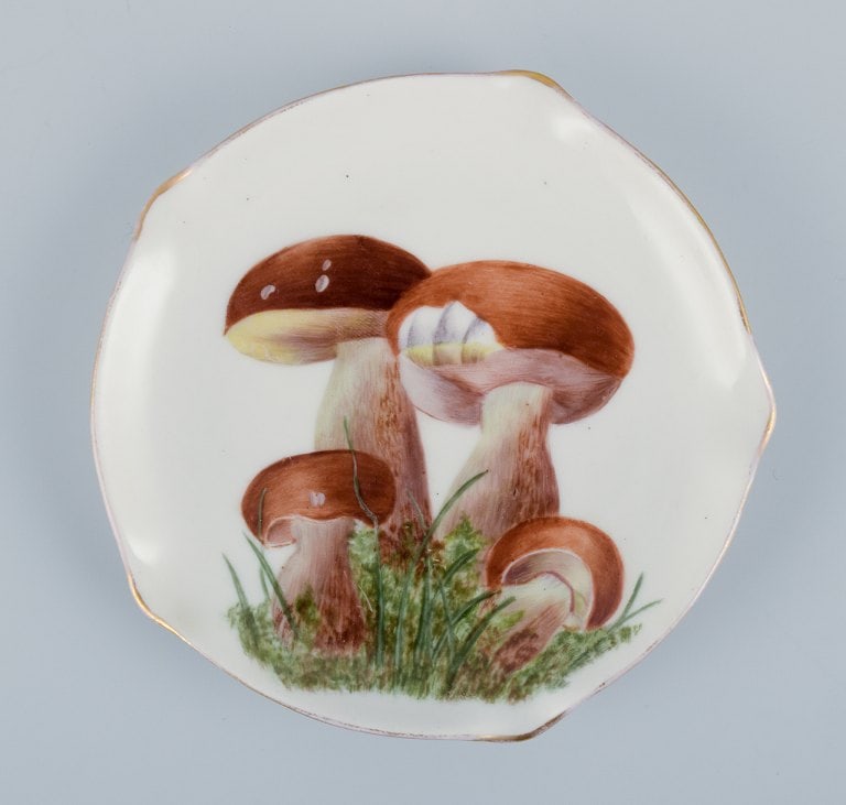 Bing & Grøndahl and others. Three hand-painted dishes depicting mushrooms, bird's nest, and - 6