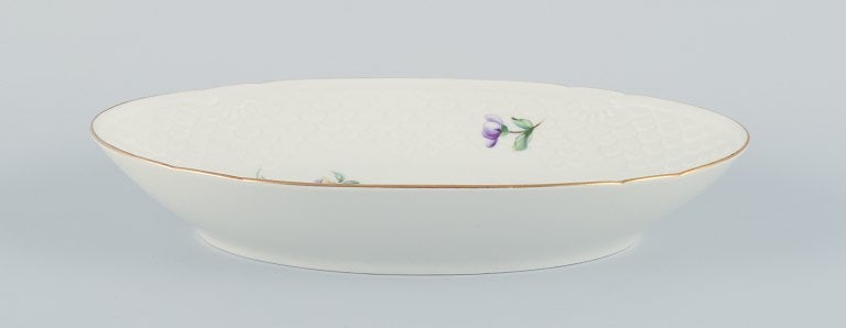 Bing & Grøndahl, Saksisk Blomst, a lunch plate, two oval bowls, and a salt and pepper set. - 5