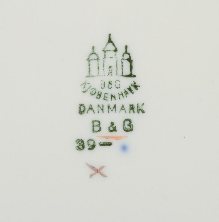 Bing & Grøndahl, Saksisk Blomst, a lunch plate, two oval bowls, and a salt and pepper set. - 7