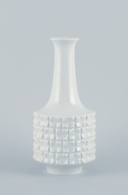 Hans Merz for Meissen, large narrow-necked porcelain vase in a modern design with geometric pattern: Title: Hans Merz for Meissen, large narrow-necked porcelain vase in a modern design with geometric pattern and white glaze. Description: Hans Merz for Meissen, large narrow-necked porcelain vase in a
