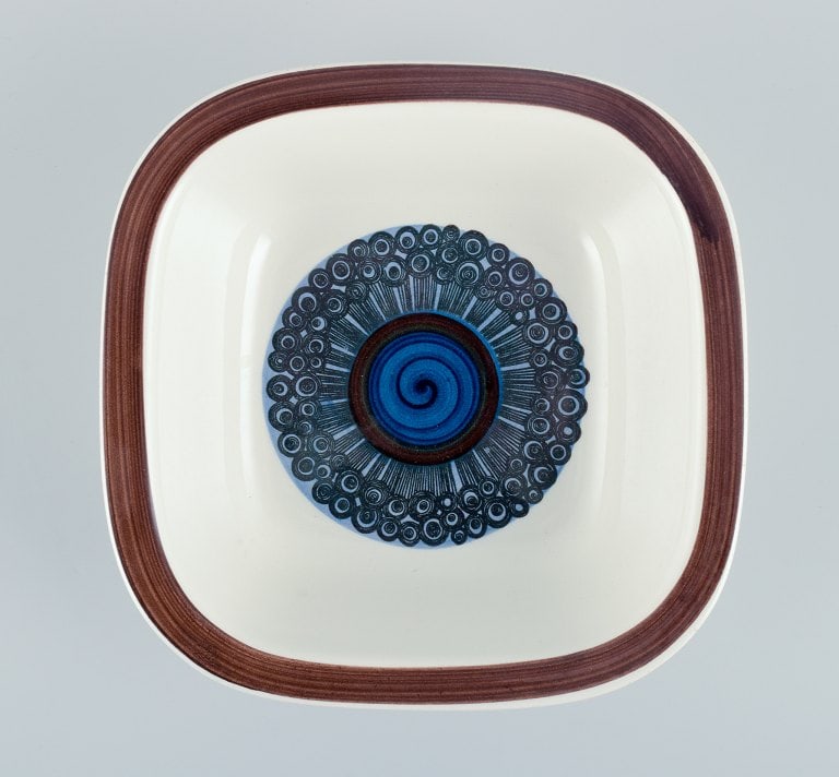 Rörstrand, Sweden, three plates and one bowl in hand-painted "Amanda" retro design. - 3