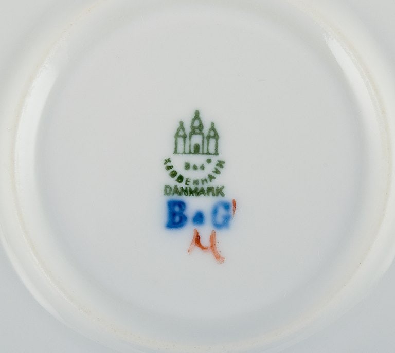 Bing & Grøndahl, large round serving platter in porcelain decorated with polychrome flowers and - 4