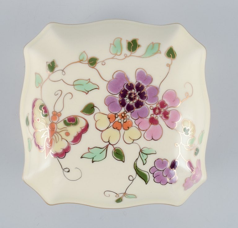 Zsolnay, Hungary, two lidded jars in porcelain hand-painted with flower motifs and insects on a - 5